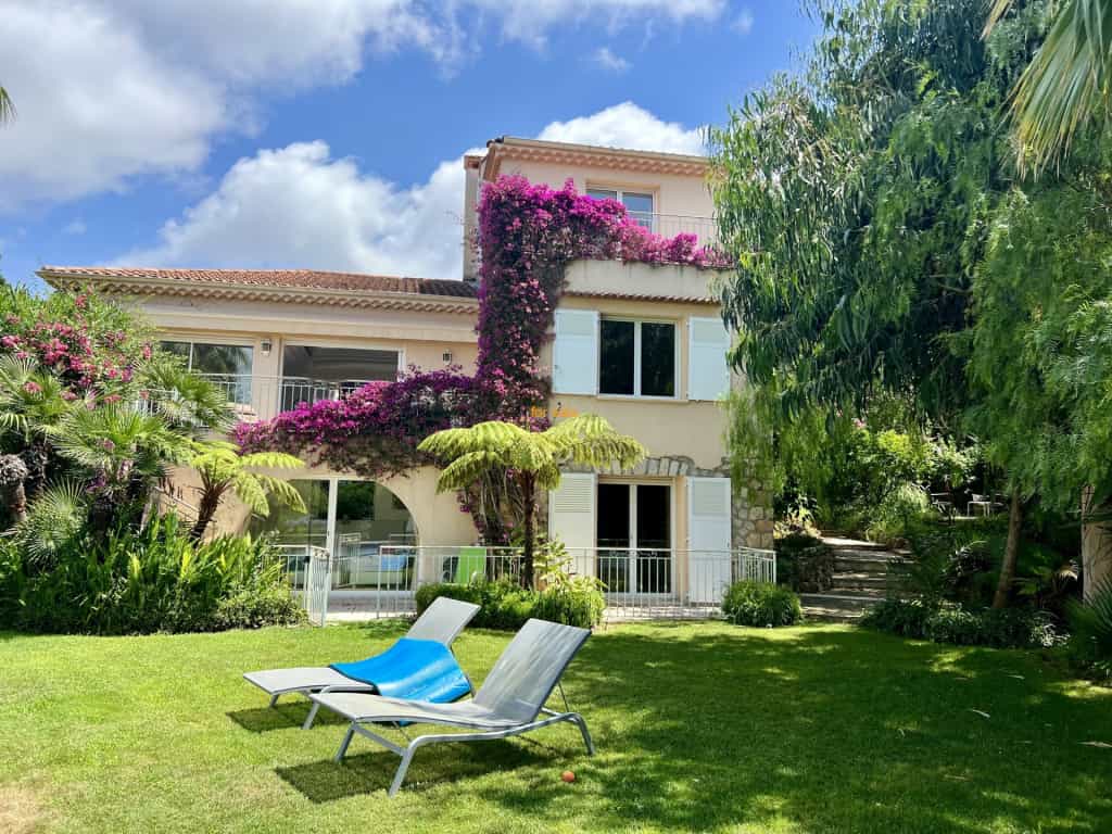 House in Cannes, Provence-Alpes-Cote d'Azur 10827476