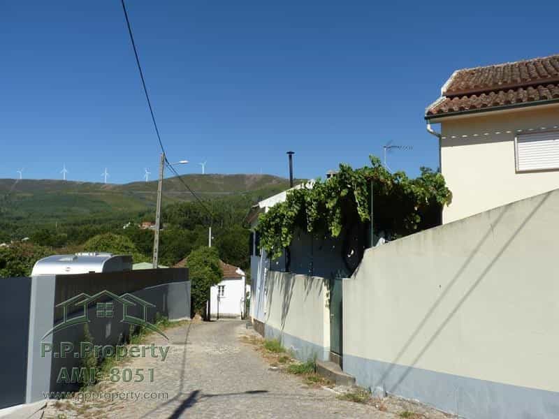 Dom w Castanheira de Pêra, Leiria District 10827579