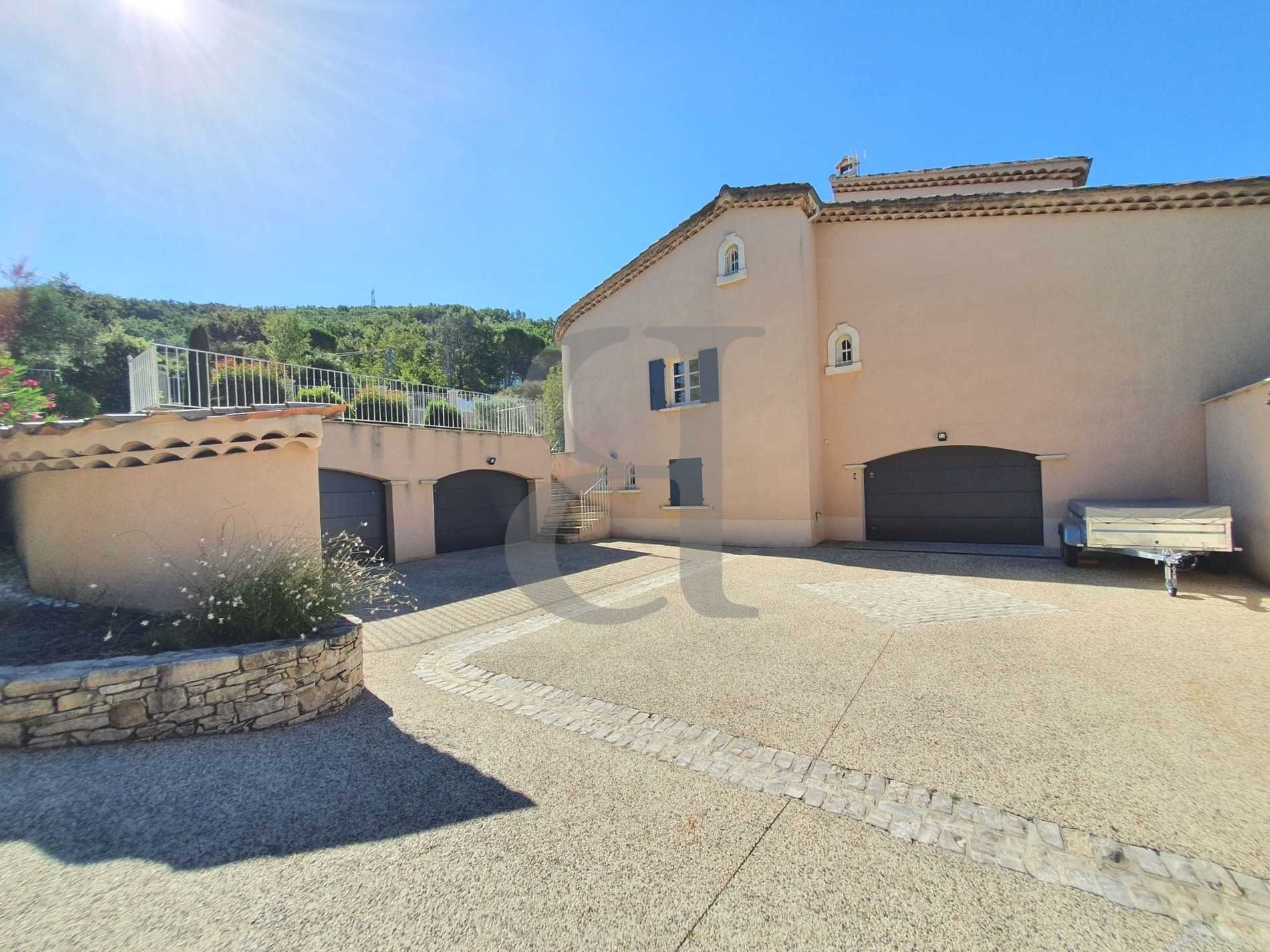 Huis in Alleins, Provence-Alpes-Côte d'Azur 10828162