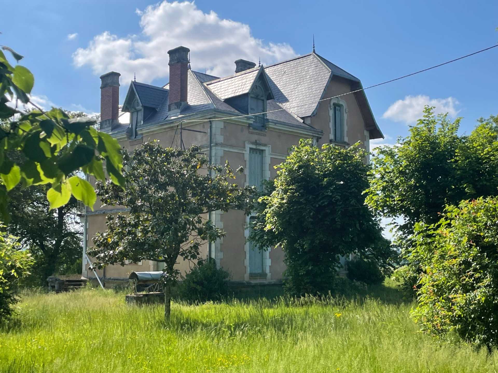 rumah dalam Hautefort, Nouvelle-Aquitaine 10828237