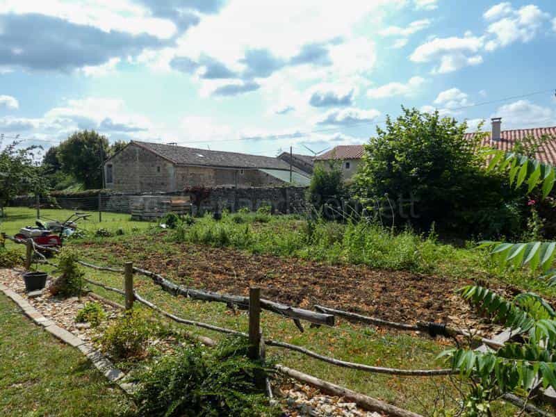 House in Chaunay, Nouvelle-Aquitaine 10828268