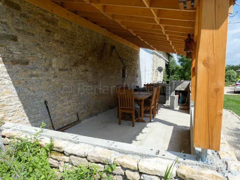 House in Chaunay, Nouvelle-Aquitaine 10828268