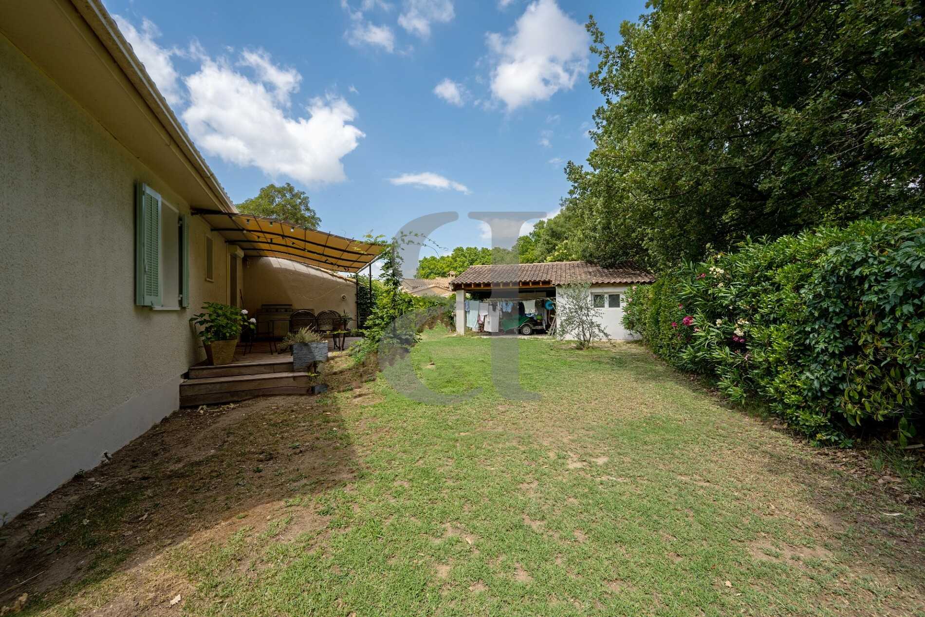 Casa nel L'Isle-sur-la-Sorgue, Provenza-Alpi-Costa Azzurra 10828293