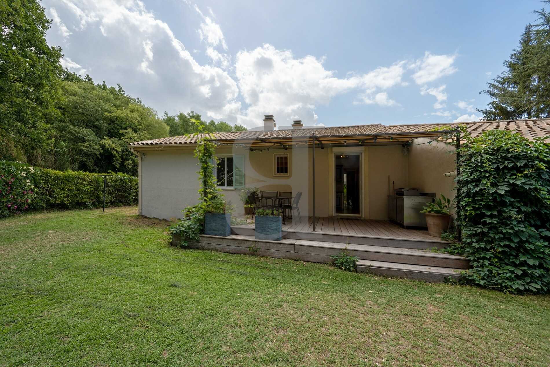 House in L'Isle-sur-la-Sorgue, Provence-Alpes-Cote d'Azur 10828293