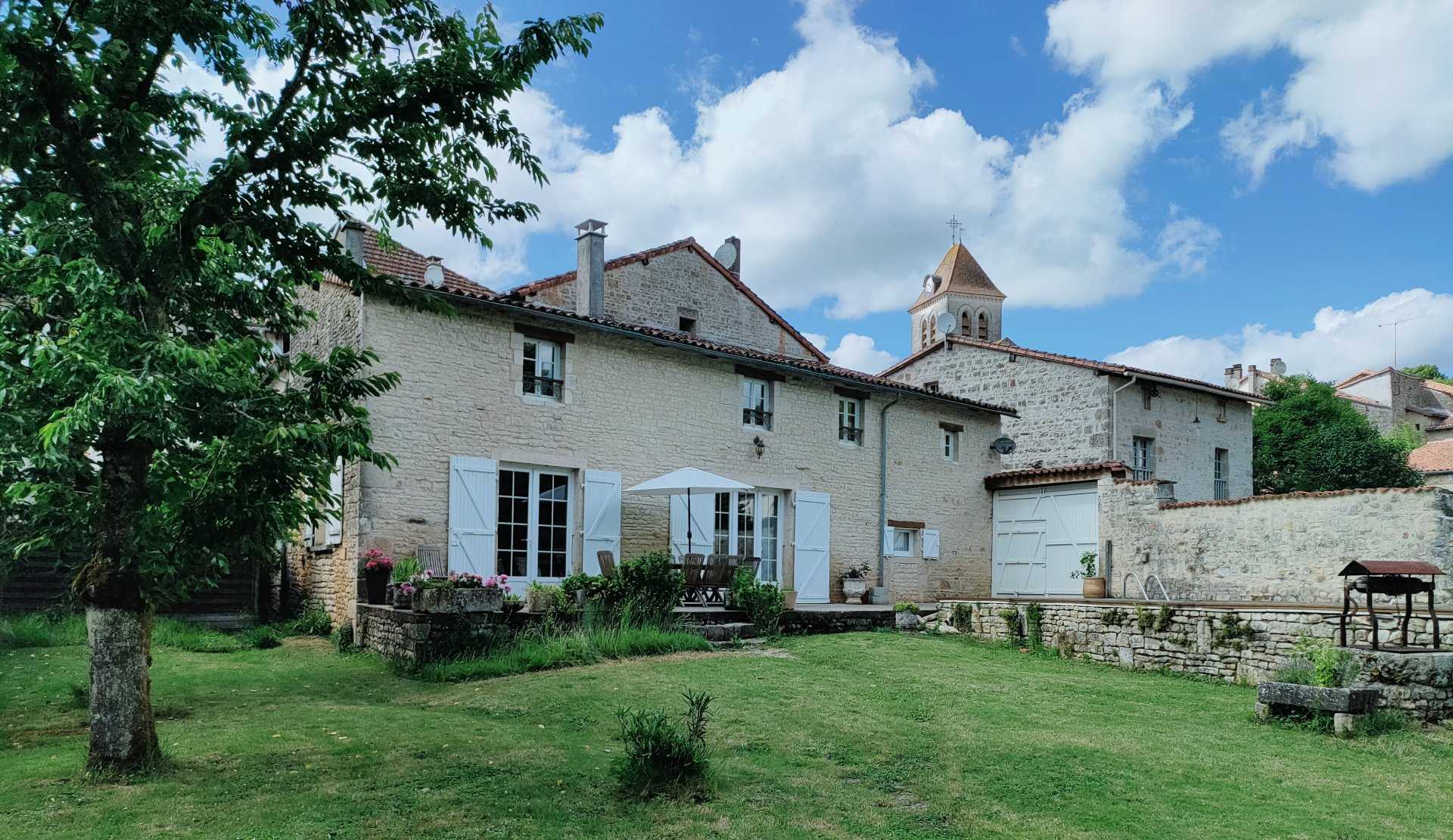 Haus im Nanteuil-en-Vallée, Neu-Aquitanien 10828342