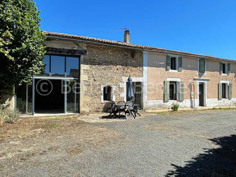 House in Sauze-Vaussais, Nouvelle-Aquitaine 10828575