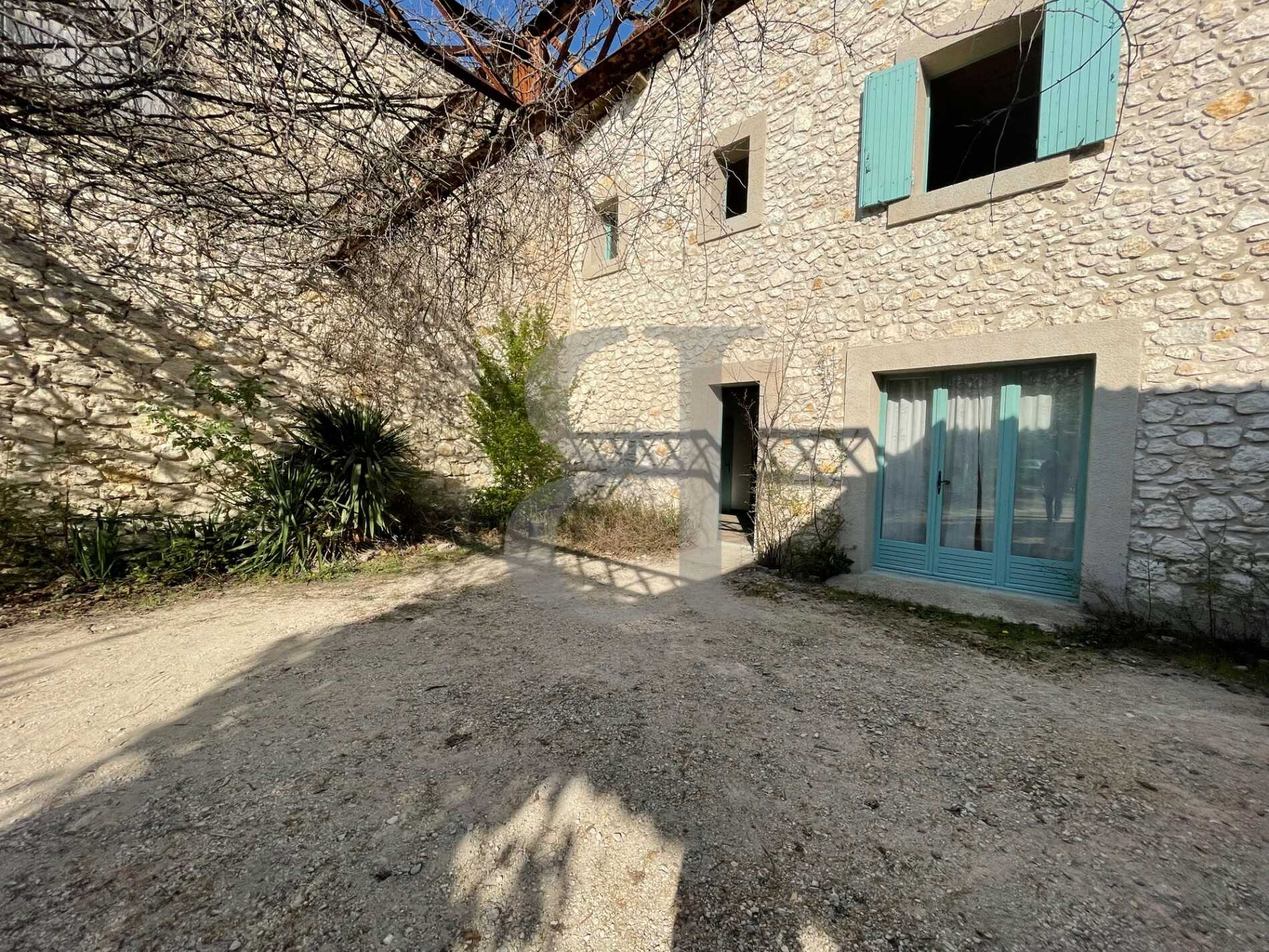 House in L'Isle-sur-la-Sorgue, Provence-Alpes-Cote d'Azur 10828640