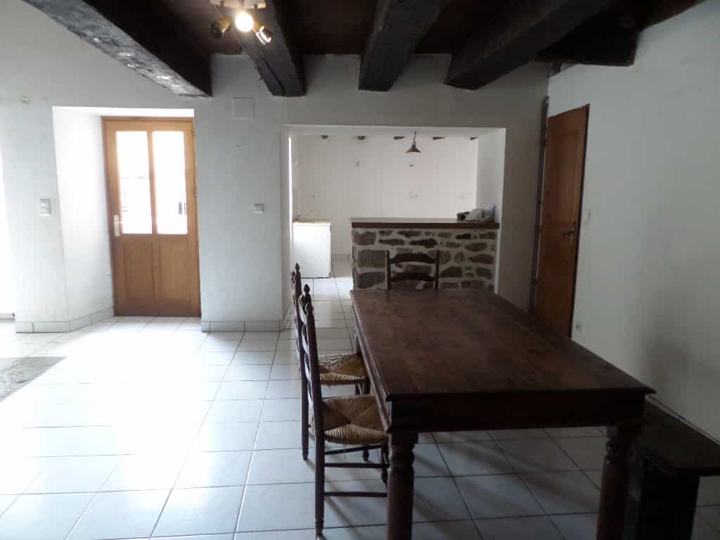 House in Nouic, Nouvelle-Aquitaine 10828691