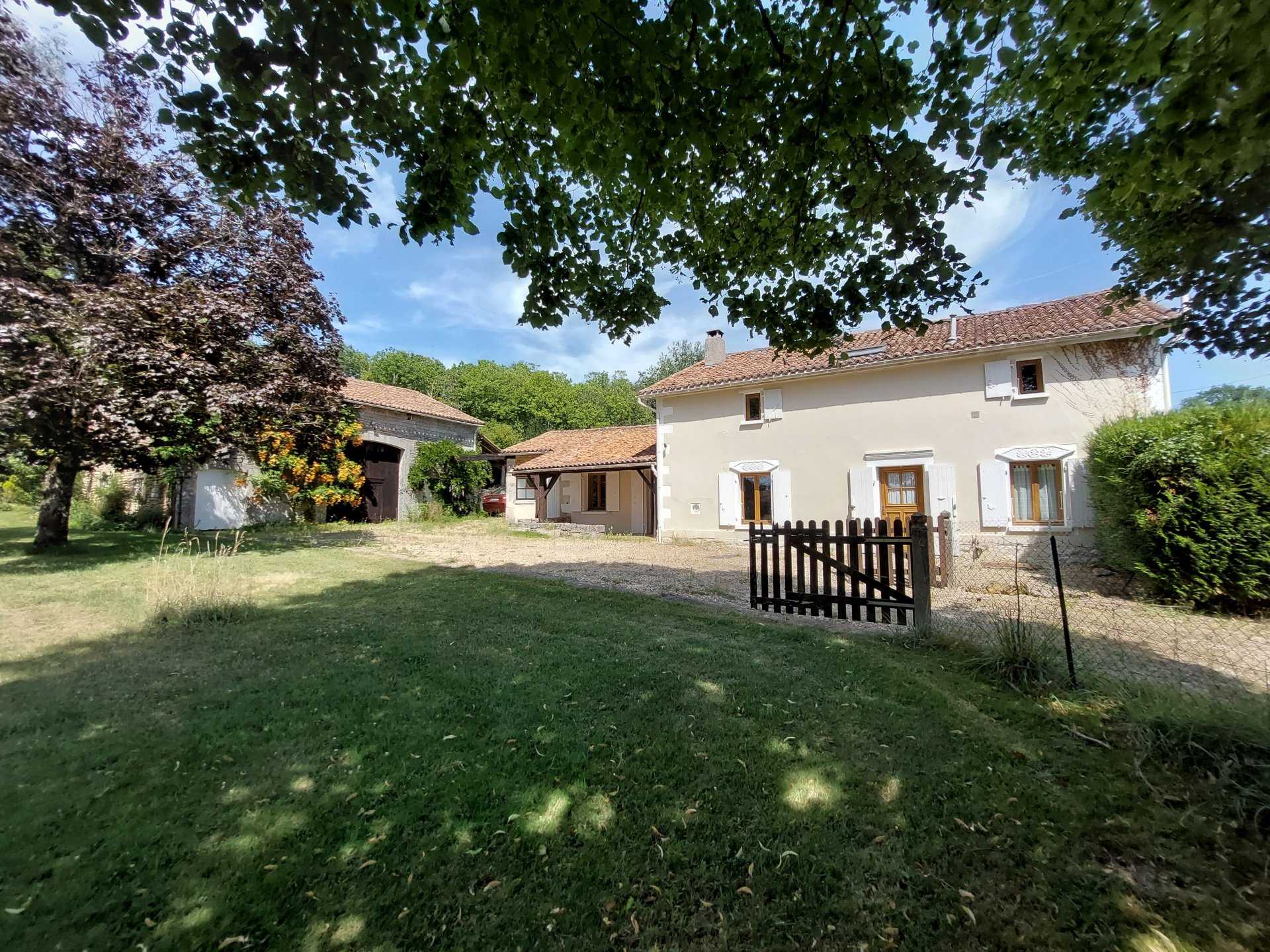 House in Cellefrouin, Nouvelle-Aquitaine 10828707