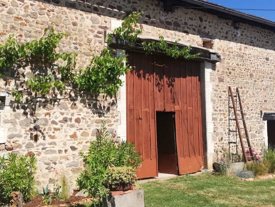 σπίτι σε Chasseneuil-sur-Bonnieure, Nouvelle-Aquitaine 10828738