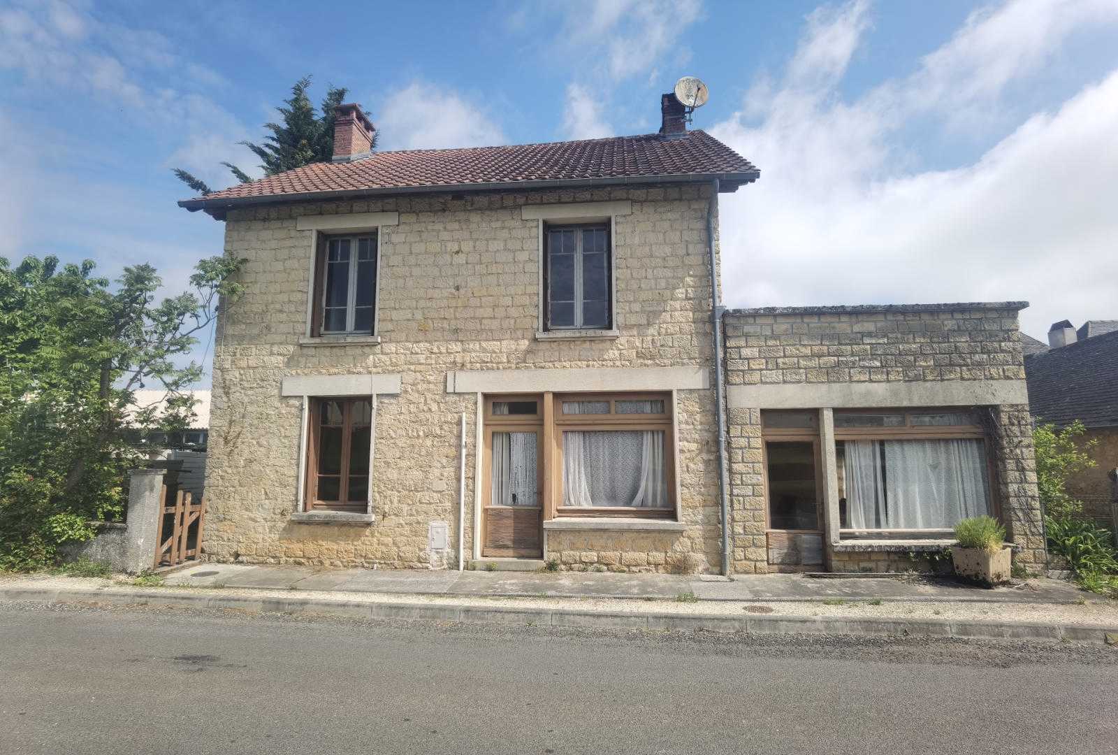 rumah dalam Hautefort, Nouvelle-Aquitaine 10828867