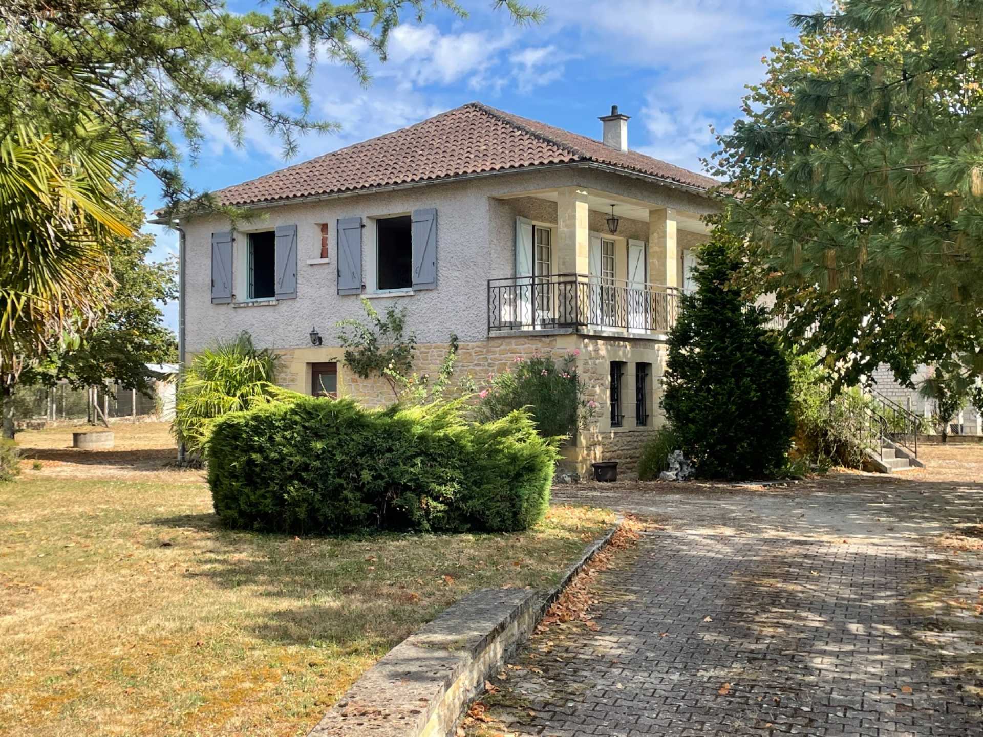 Rumah di Auba, Nouvelle-Aquitaine 10828917