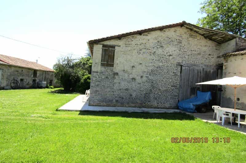House in Saint-Macoux, Nouvelle-Aquitaine 10828945