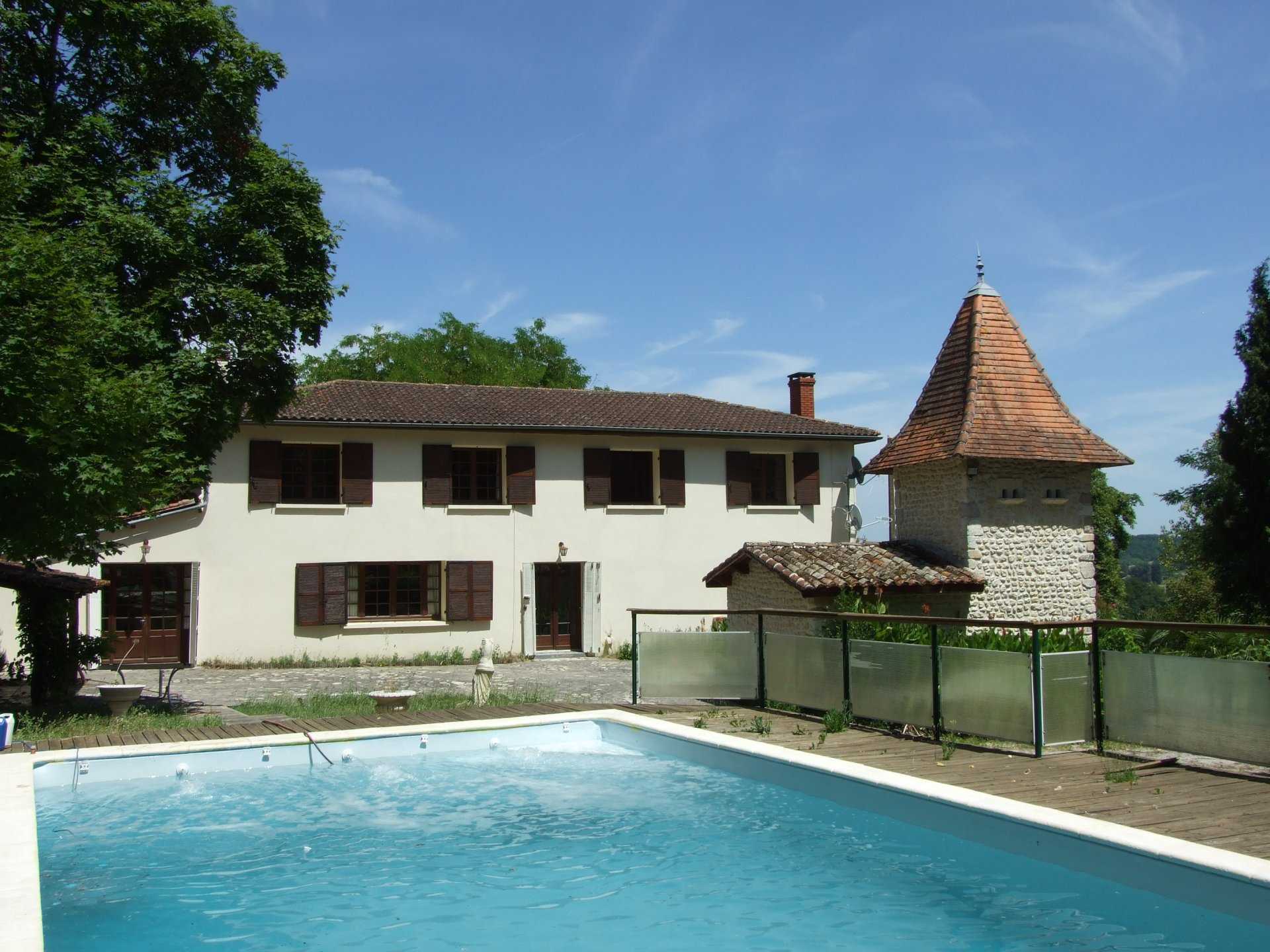 Rumah di Menyimpang, Nouvelle-Aquitaine 10829077