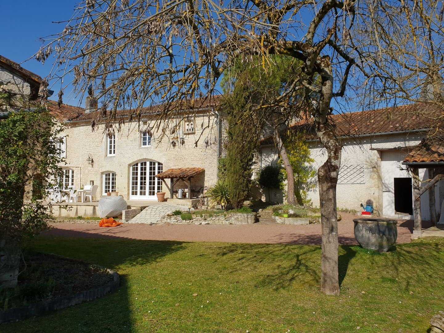 casa no Villebois-Lavalette, Nouvelle-Aquitaine 10829303