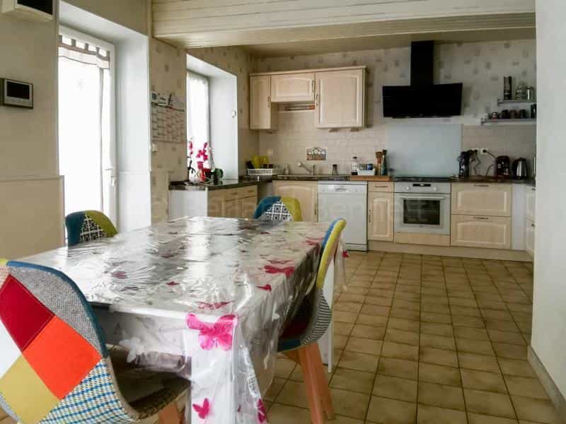 House in Chef-Boutonne, Nouvelle-Aquitaine 10829325