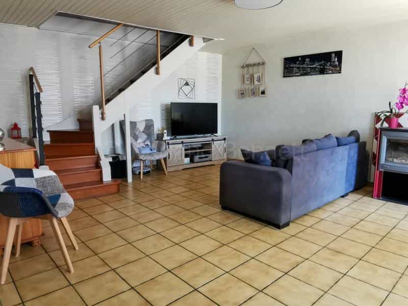 House in Chef-Boutonne, Nouvelle-Aquitaine 10829325