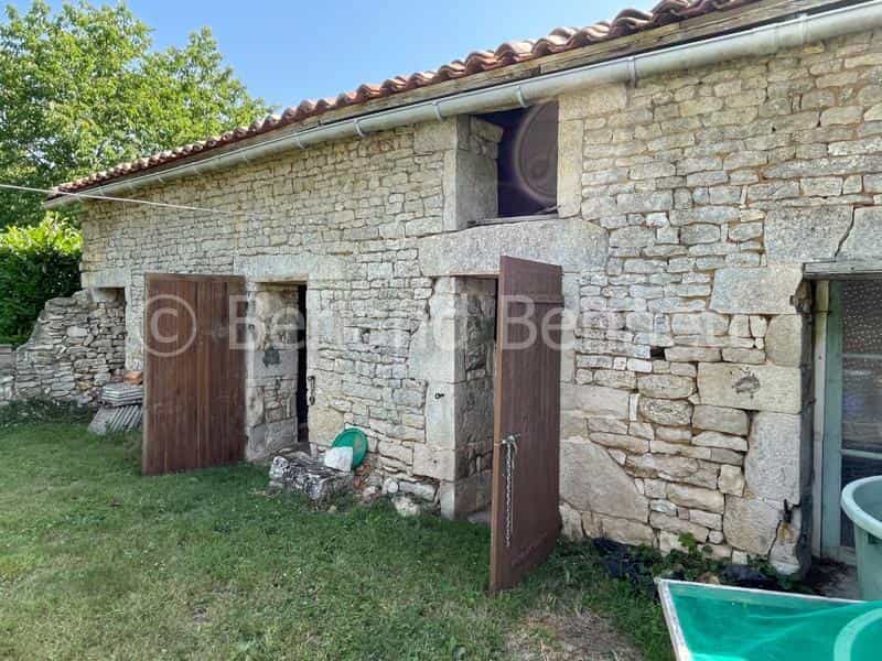 Talo sisään Civray, Nouvelle-Aquitaine 10829332