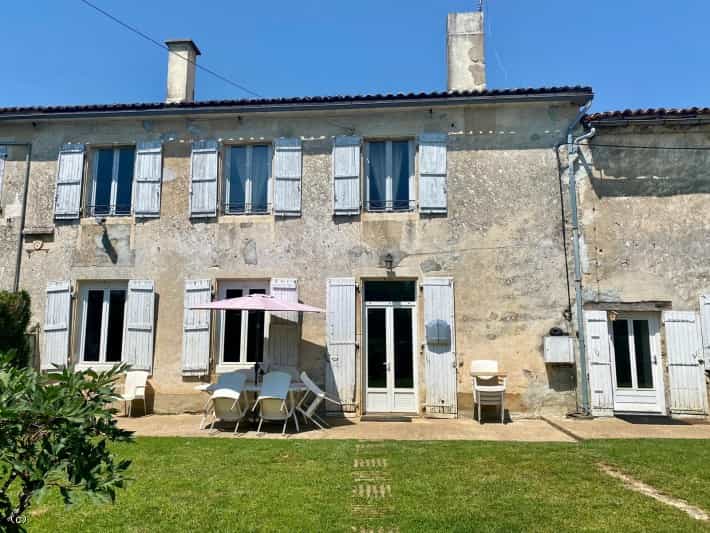 Rumah di Ruffec, Nouvelle-Aquitaine 10829354
