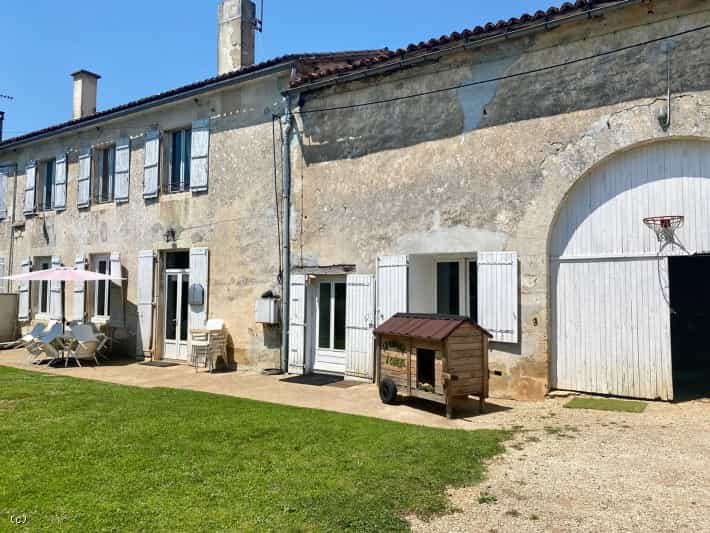 Rumah di Ruffec, Nouvelle-Aquitaine 10829354