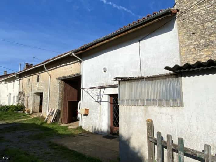 Hus i Ruffec, Nouvelle-Aquitaine 10829380