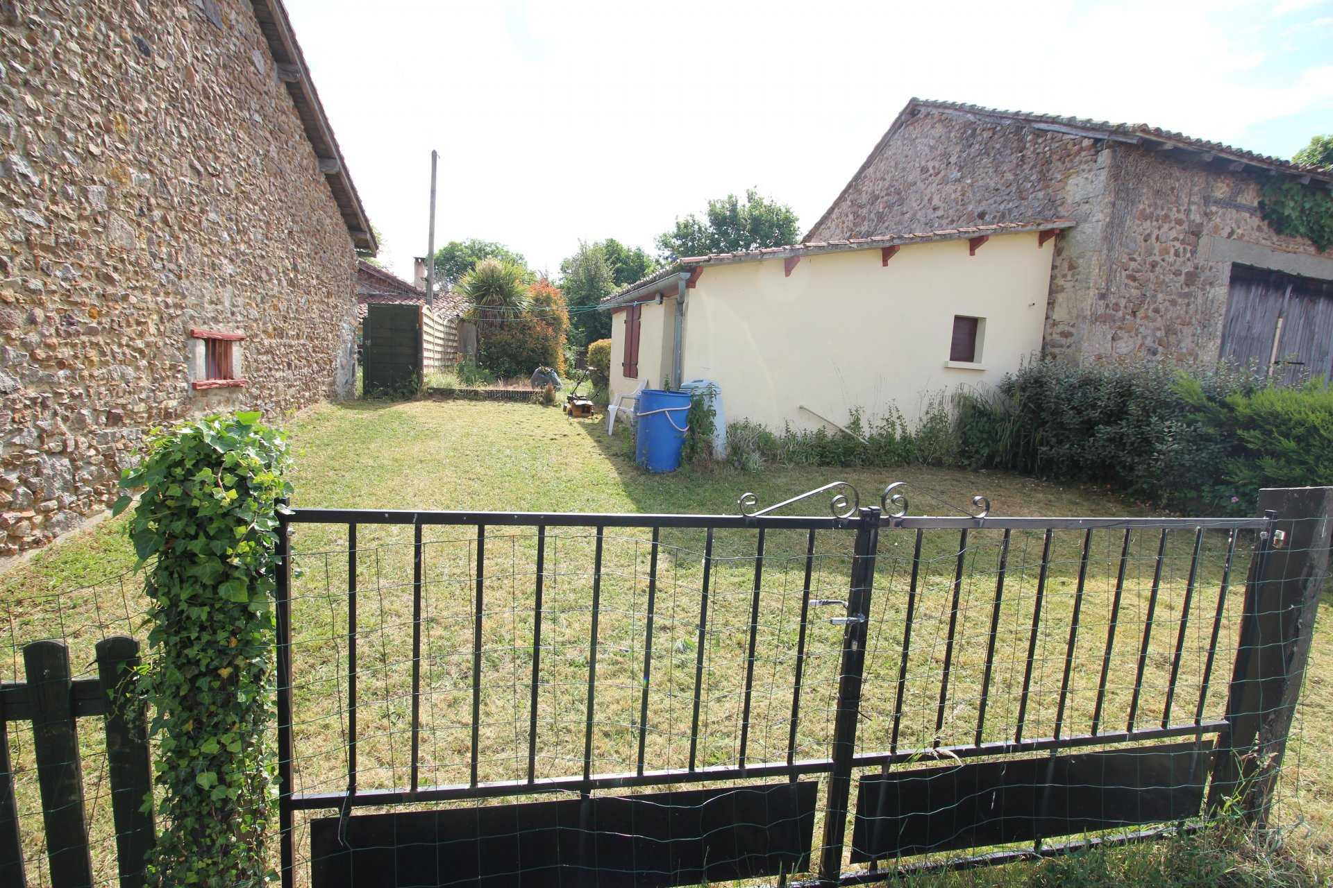 بيت في Hiesse, Nouvelle-Aquitaine 10829440