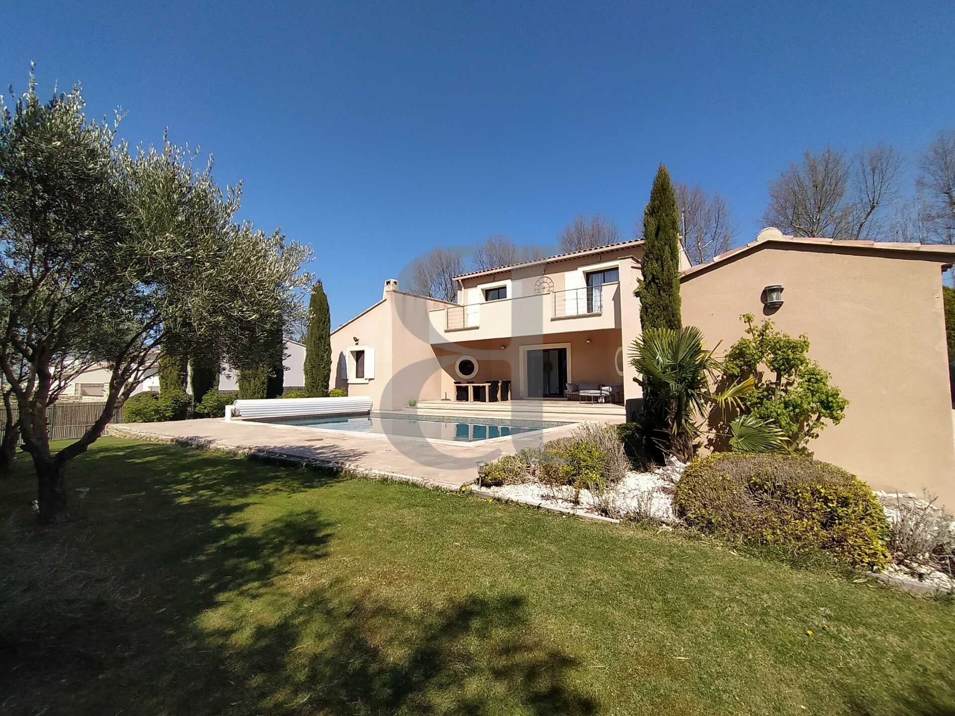 House in L'Isle-sur-la-Sorgue, Provence-Alpes-Cote d'Azur 10829508