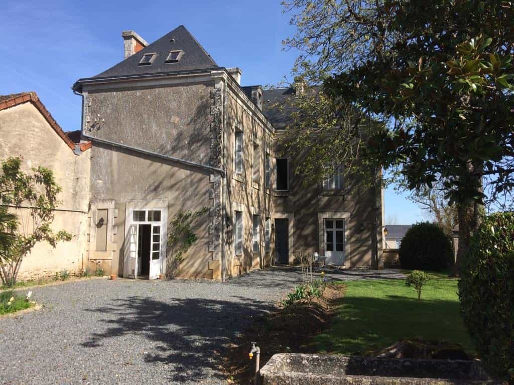 Будинок в Usson-du-Poitou, Nouvelle-Aquitaine 10829917