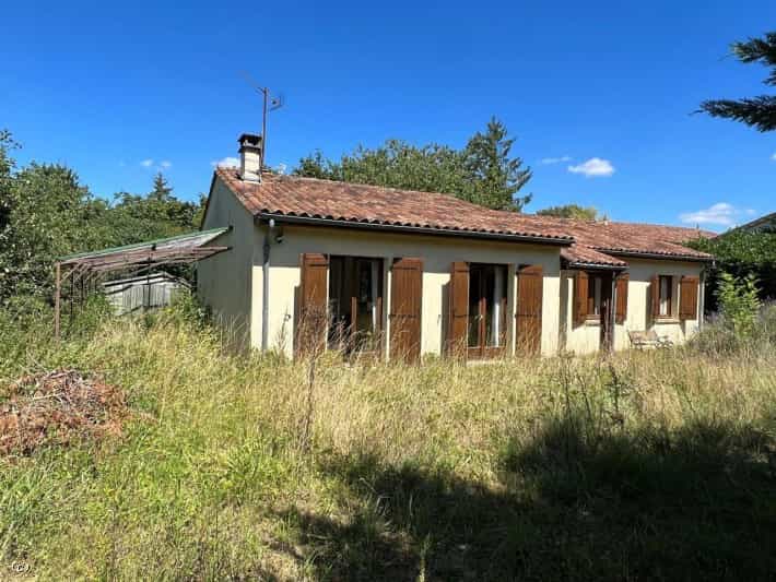 House in Champagne-Mouton, Nouvelle-Aquitaine 10829942