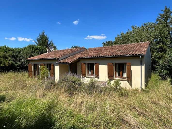 House in Champagne-Mouton, Nouvelle-Aquitaine 10829942