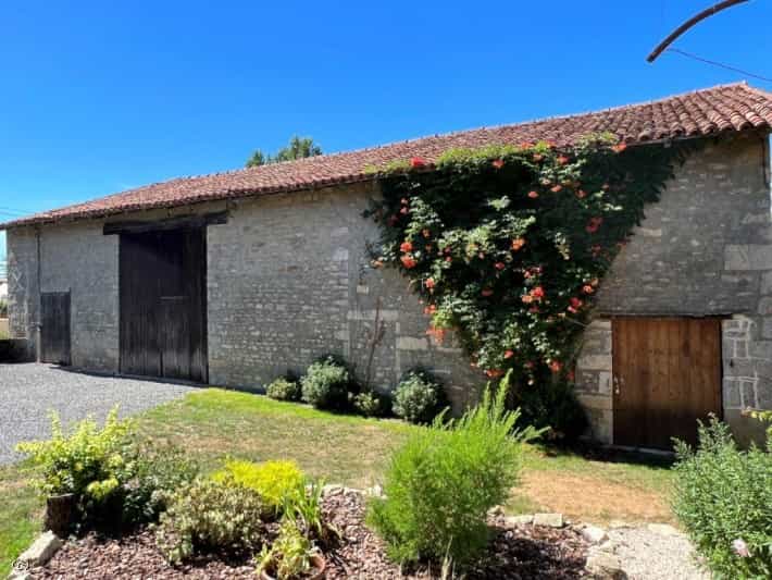 σπίτι σε Lizant, Nouvelle-Aquitaine 10830131