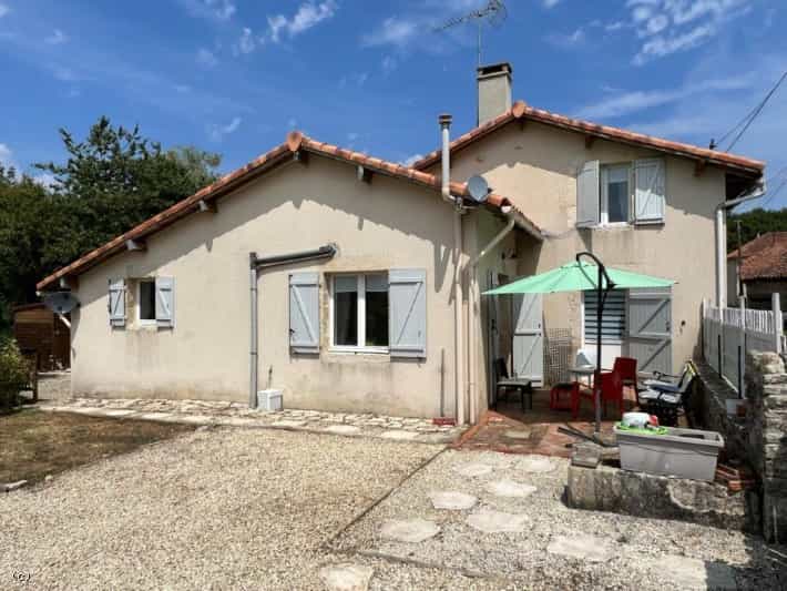 House in Champagne-Mouton, Nouvelle-Aquitaine 10830192