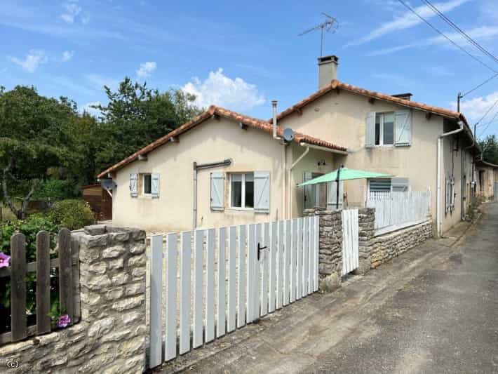 House in Champagne-Mouton, Nouvelle-Aquitaine 10830192