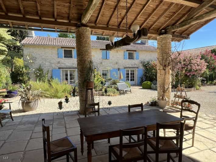 Huis in Chaunay, Nouvelle-Aquitaine 10830204