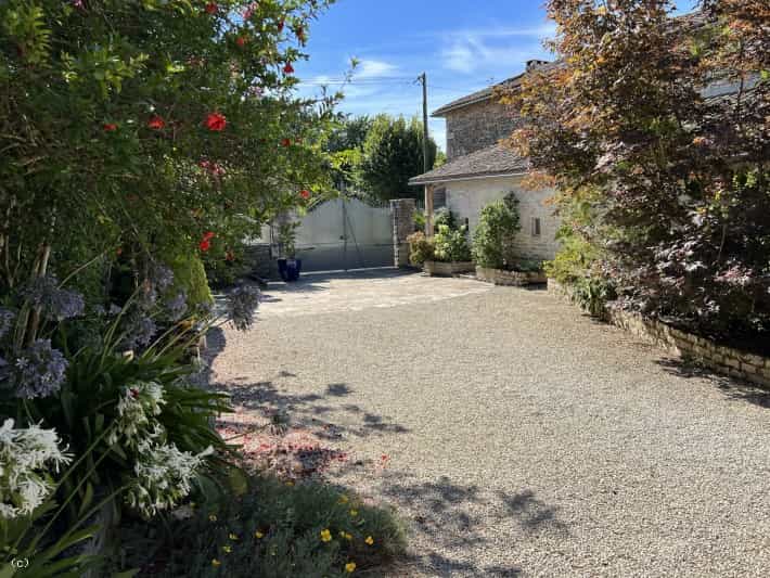 House in Chaunay, Nouvelle-Aquitaine 10830204