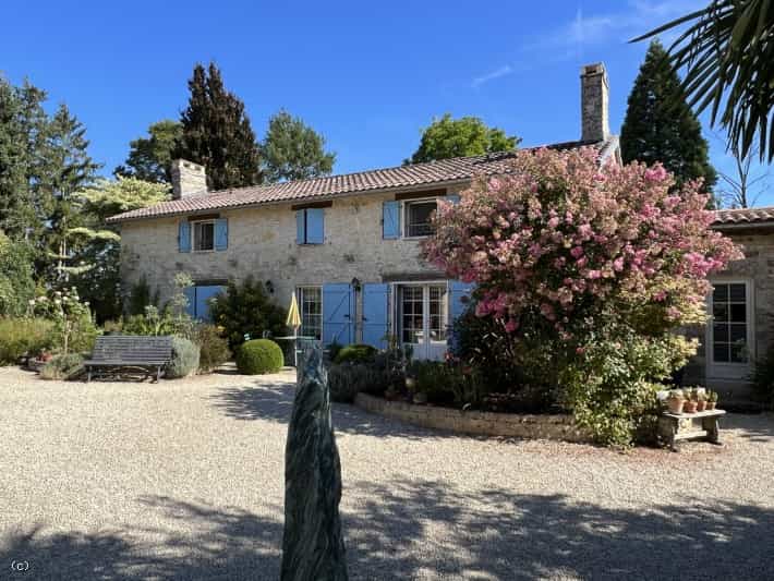 Huis in Chaunay, Nouvelle-Aquitaine 10830204