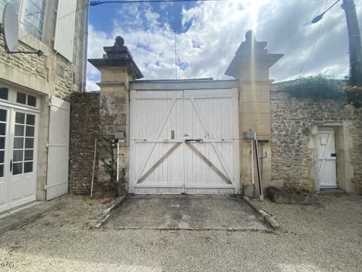 жилой дом в Civray, Nouvelle-Aquitaine 10830671
