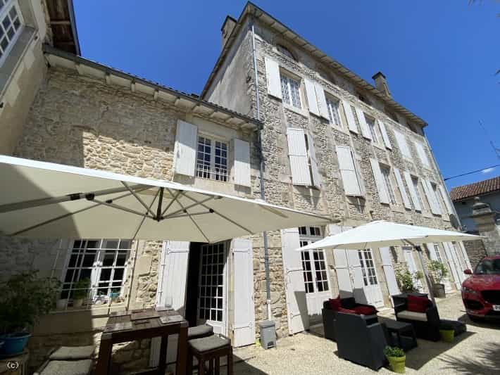 Rumah di Civray, Nouvelle-Aquitaine 10830671