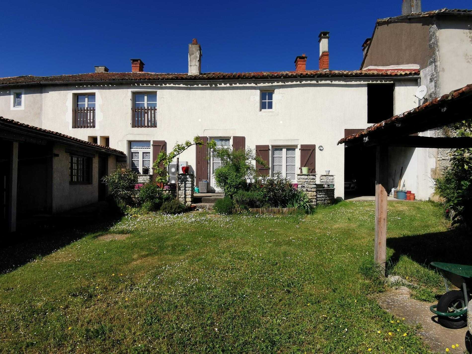 House in Sauze-Vaussais, Nouvelle-Aquitaine 10830748