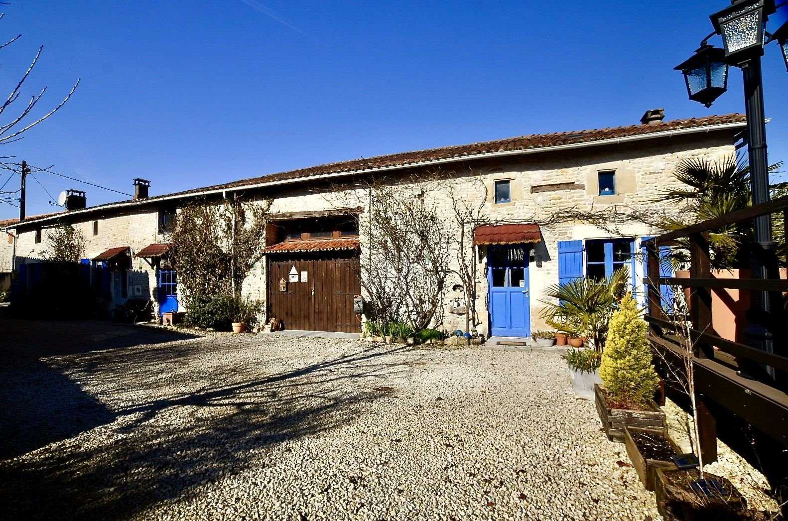 Huis in Loubille, Nouvelle-Aquitaine 10830832