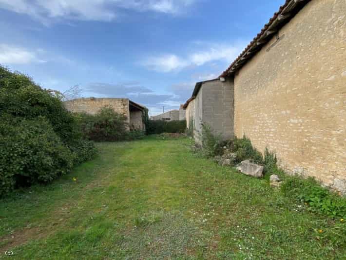 House in Aunac, Nouvelle-Aquitaine 10830881