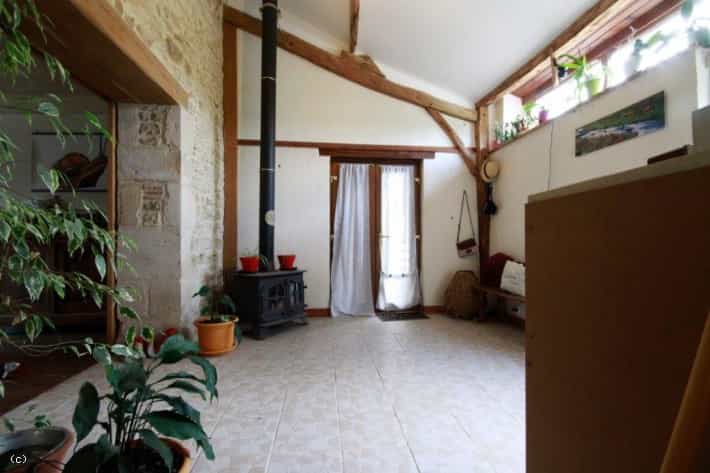 Dom w Nanteuil-en-Vallée, Nouvelle-Aquitaine 10831265