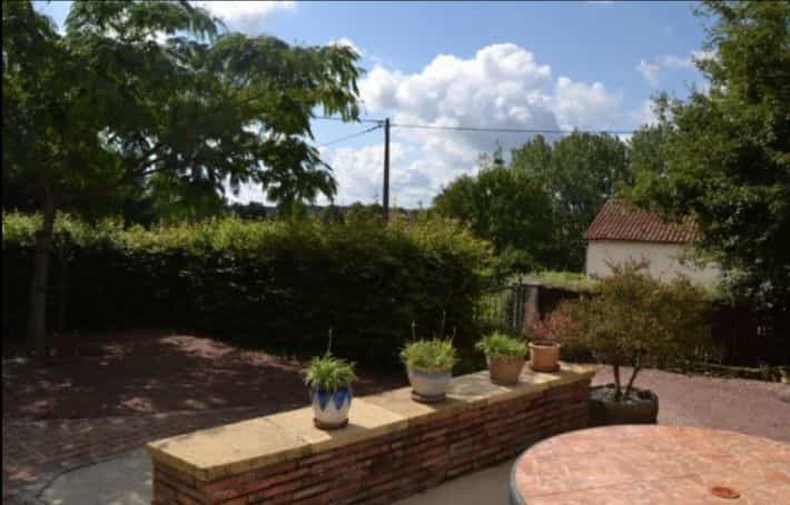House in Champagne-Mouton, Nouvelle-Aquitaine 10831483