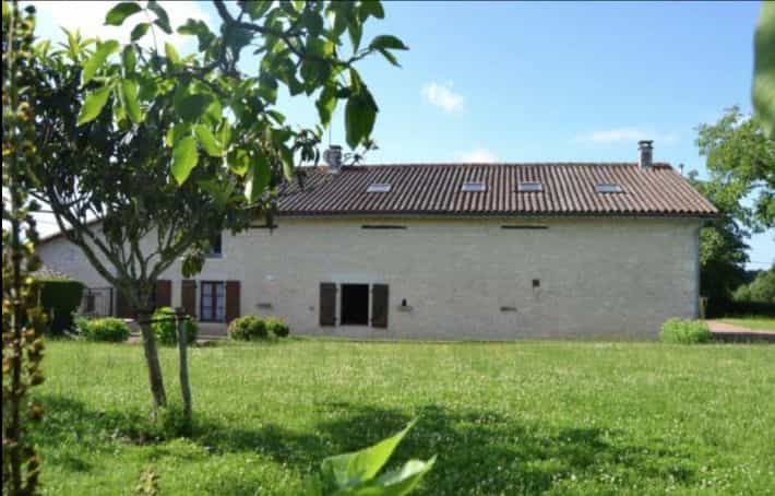 房子 在 Champagne-Mouton, Nouvelle-Aquitaine 10831483