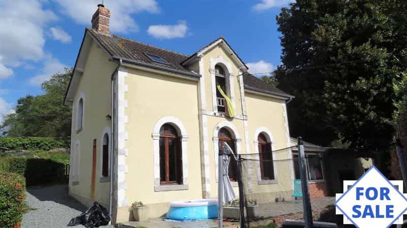 House in Saint-Paul-le-Gaultier, Pays de la Loire 10831639