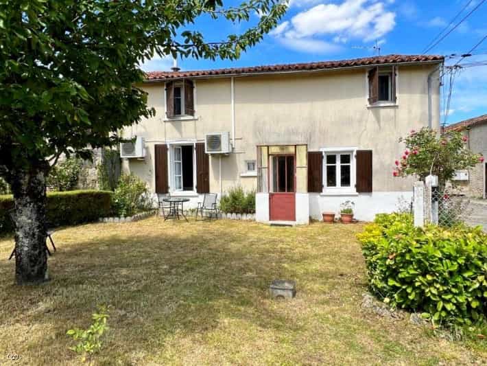 House in Condac, Nouvelle-Aquitaine 10831752