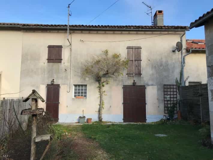 House in Civray, Nouvelle-Aquitaine 10831755