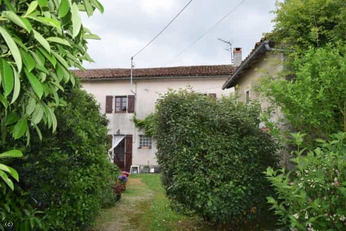 σπίτι σε Civray, Nouvelle-Aquitaine 10831755