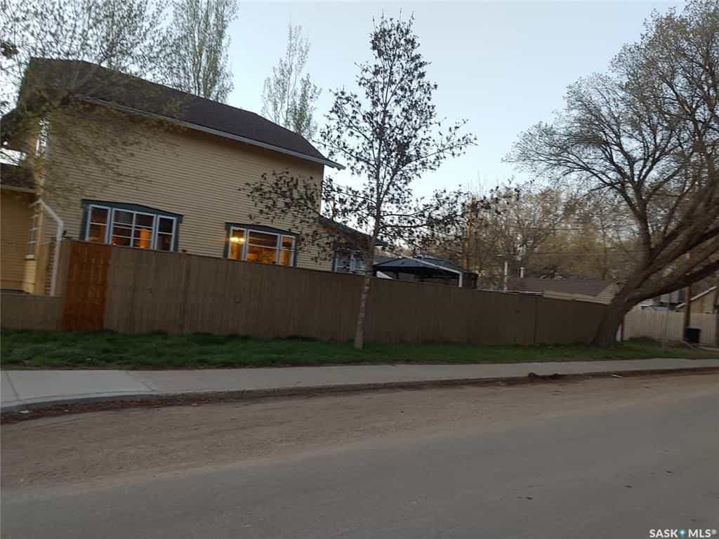 House in Saskatoon, Saskatchewan 10835396