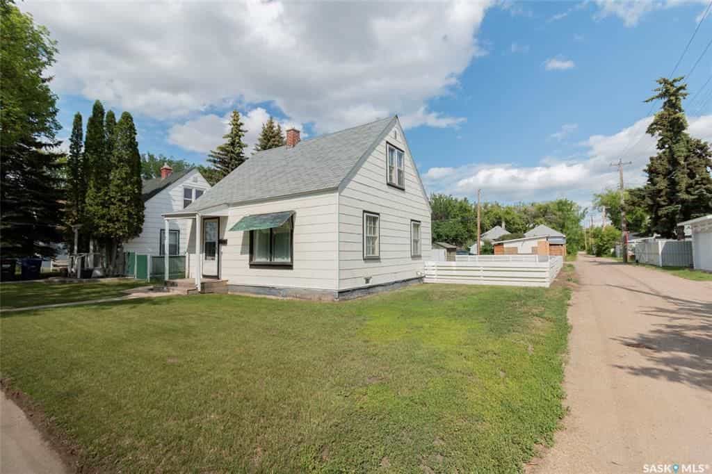 House in Saskatoon, Saskatchewan 10835448